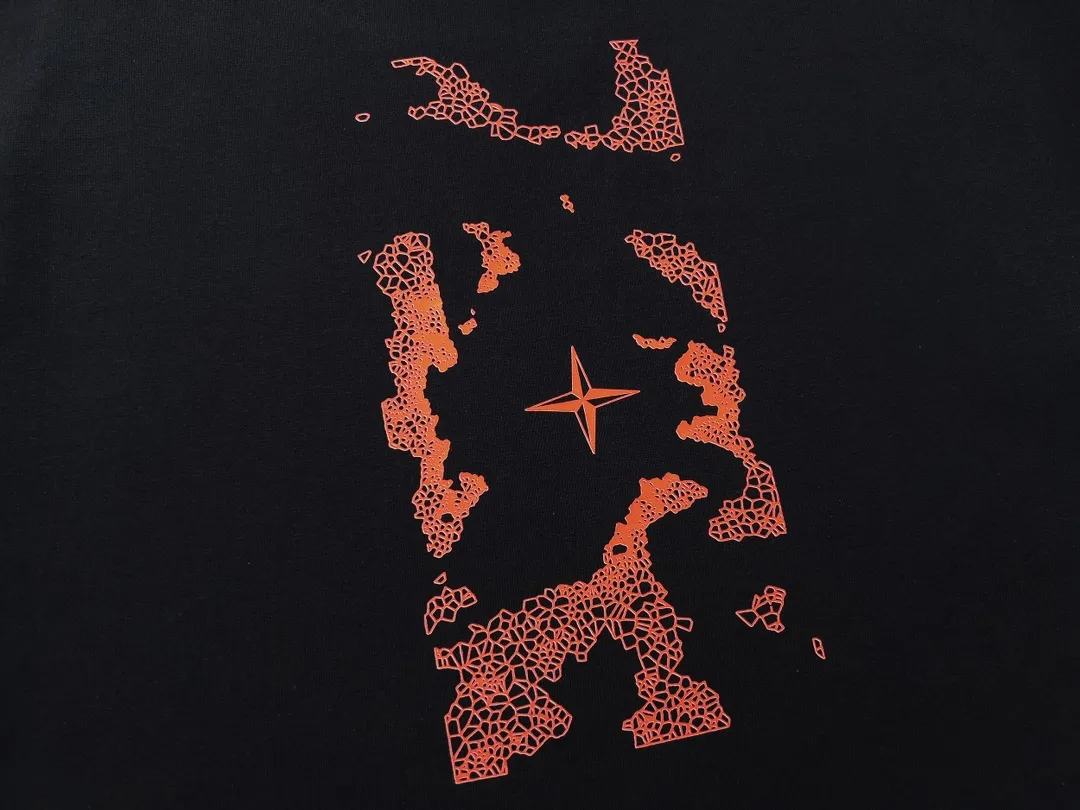 W660#P110💰 [Stone lsland/Stone Island summer blood red broken starry sky printed short-sleeved T-shirt] ⚠️[Original creation with high control of details] - Made of 230g combed cotton 32-count double yarn, soft and comfortable to the touch, sweat-absorbent and breathable. - Simple basic and versatile style, original single quality, the first choice for couples. - Made in a large factory, four needles and five threads on the shoulder, neatly arranged, high quality workmanship. - Same style for men and women. Very versatile, one piece for everyone, details are clearly visible. Color: Black White Size: M L